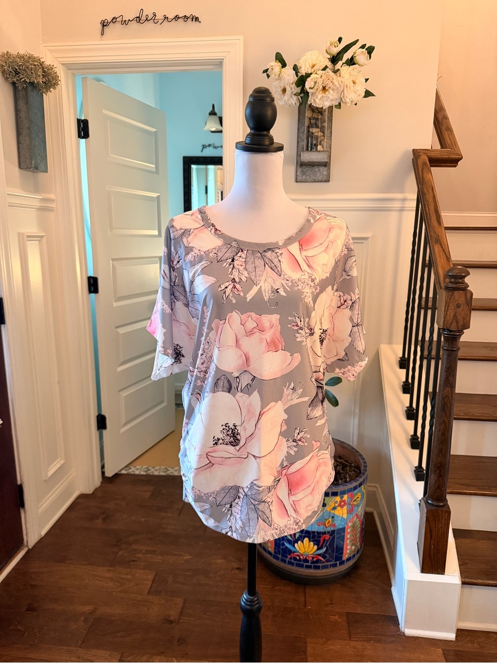 LoveU.Dear NWT Floral Scoop Neck Short Sleeve Dolman Top with Rouching Sides